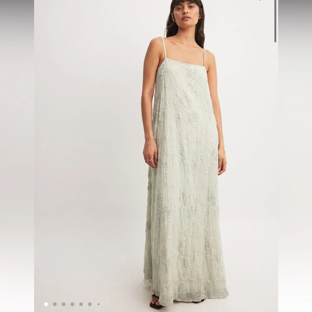 NAKD embroidered maxi dress in light green - Picture 4 of 14